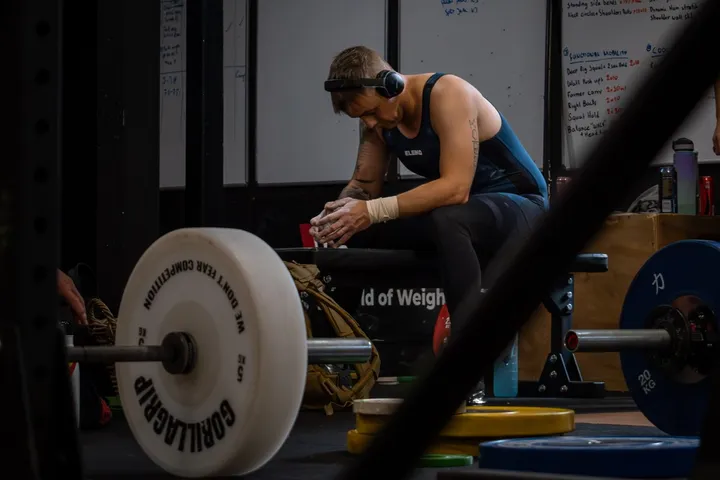 Martijn van Zanten krijt de handen naast een geladen barbell
